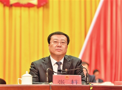 自治区党委常委,市委书记,大会执行主席张柱主持会议.