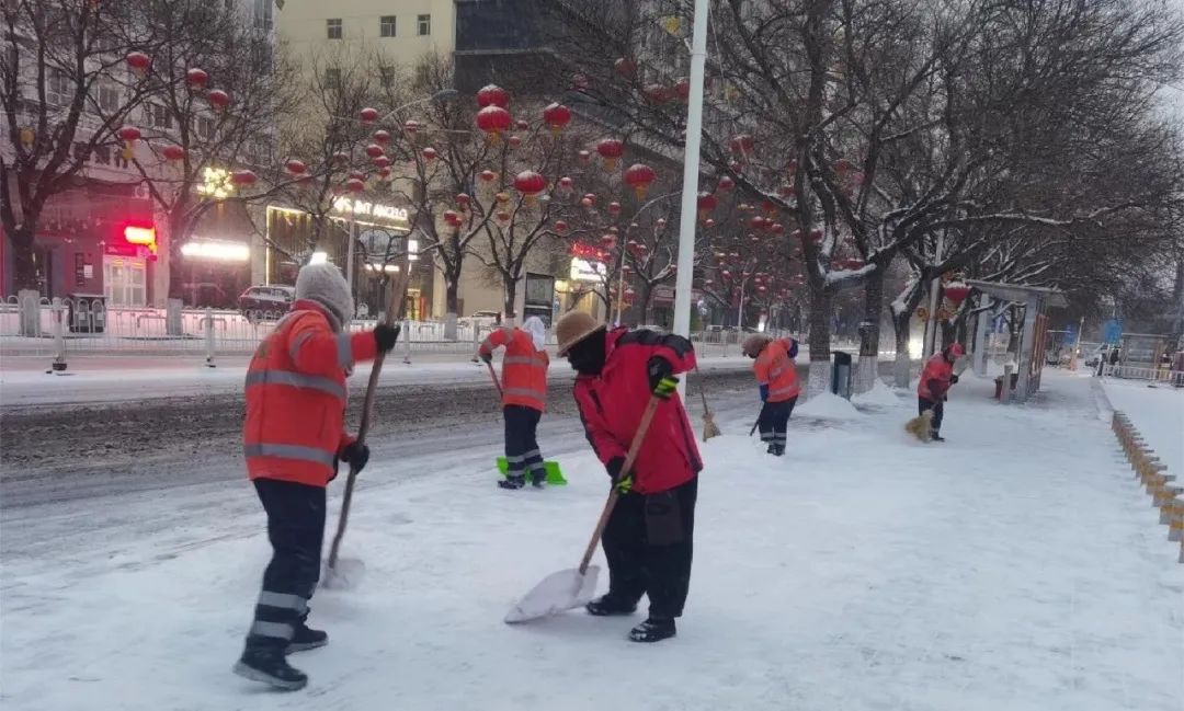 除雪车+小扫帚，固原全力扫雪除冰保障市民出行安全
