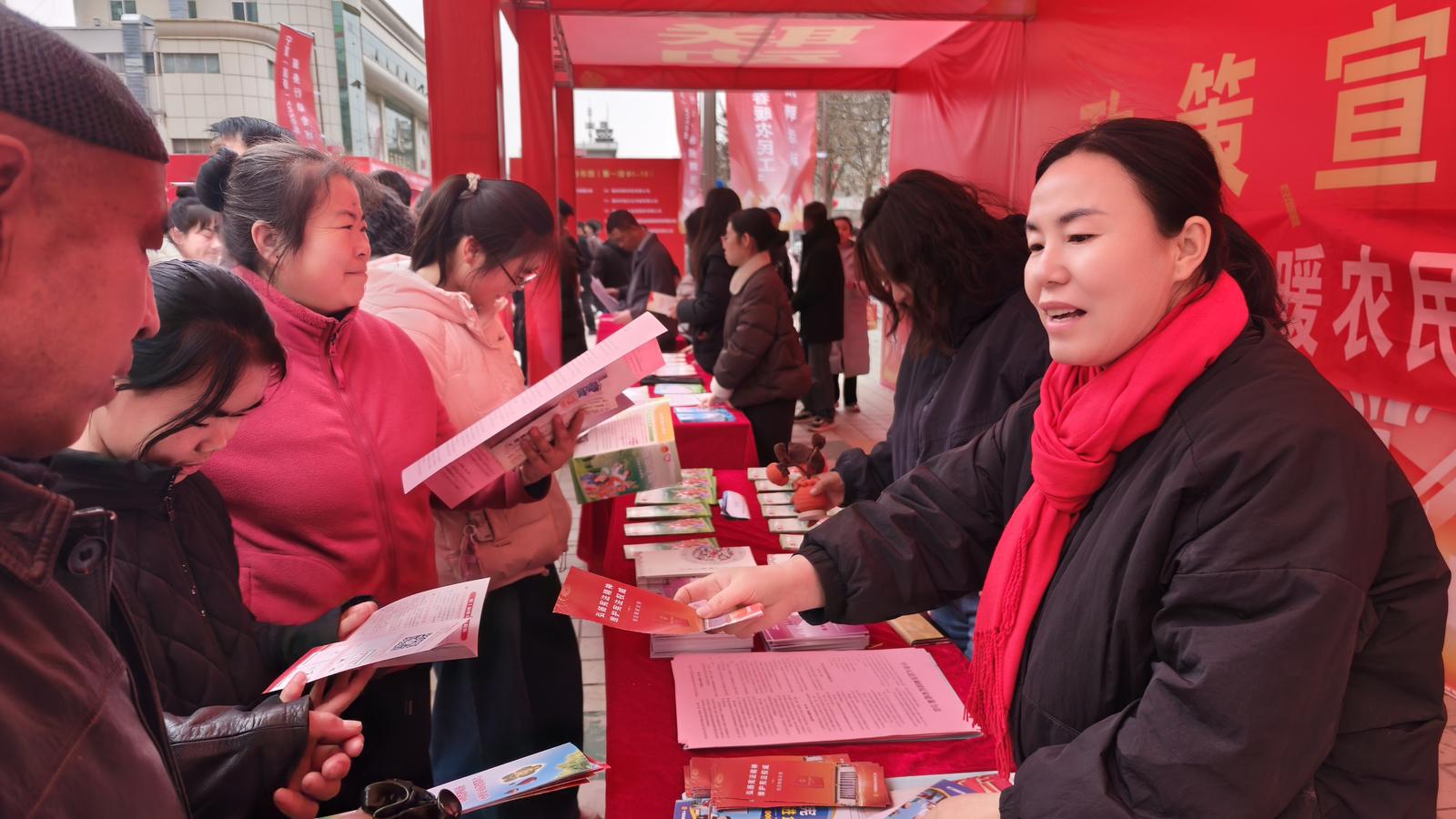 宁夏（固原）2026年“春暖农民工”服务行动启动974名务工人员乘包机包车开启“薪”生活(图2)