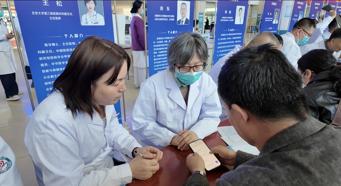 固原市人民医院特邀北京专家开展免费义诊活动